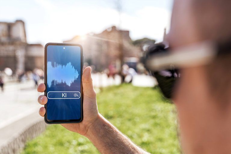 2 April 2023: A man holds a smartphone symbolizing the use of advanced AI and artificial intelligence in communication PHOTOMONTAGE *** Ein Mann hält ein Smartphone in der Hand, das den Einsatz fortschrittlicher KI und künstlicher Intelligenz in der Kommunikation symbolisiert FOTOMONTAGE
