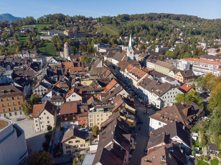 In Feldkirch kam es zu den beiden Überfällen. <span class="copyright">Drohnenbild/NEUE</span>