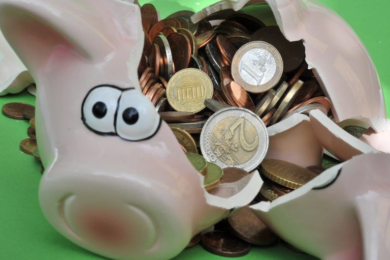 ABD0001_20181231 – MNCHEN – DEUTSCHLAND: ARCHIV – 10.06.2010, Bayern, Mnchen: ILLUSTRATION – Ein Sparschwein mit Euro-Geldstcken liegt zerbrochen auf einem Tisch. Das Amtsgericht Mnchen hat einen Sparschweindieb zu einer Freiheitsstrafe verurteilt. (zu dpa ÇSparschweindieb soll ins GefngnisÈ vom 31.12.2018) Foto: Peter Kneffel/dpa +++ dpa-Bildfunk +++. – FOTO: APA/dpa/Peter Kneffel