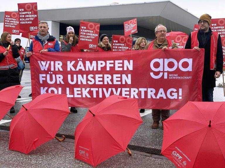ABD0012_20231214 – INNSBRUCK –
STERREICH: Kundgebung des
GB Tirol zum Thema “Streik der Handelsangestellten”, anl. eines Warnstreiks am Donnerstag, 14. Dezember 2023, vor der 6. KV-Verhandlungsrunde, in Innsbruck. – FOTO: APA/MATTHIAS BLIEM-SAUERMANN