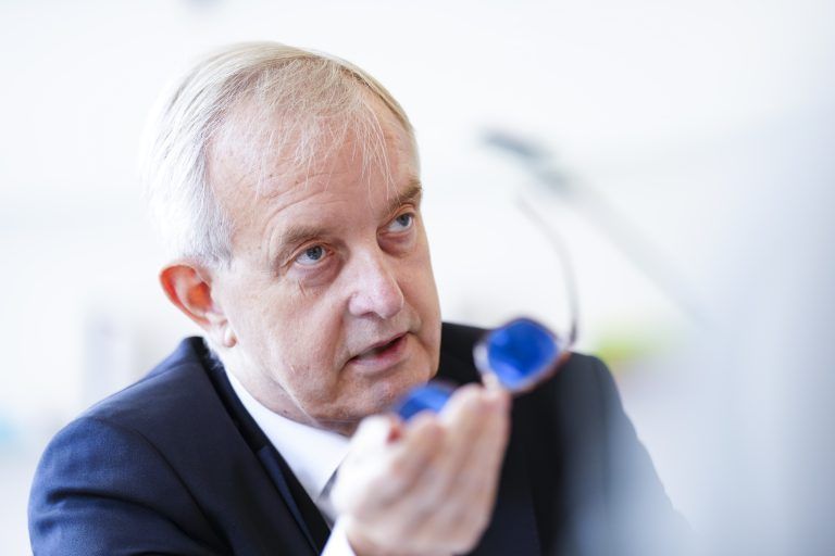 ABD0017_20230914 – WIEN –
STERREICH: rztekammerprsident Johannes Steinhart anl. eines Hintergrundgesprchs nach seiner Genesung, aufgenommen am Donnerstag, 14. September 2023, in Wien. – FOTO: APA/EVA MANHART