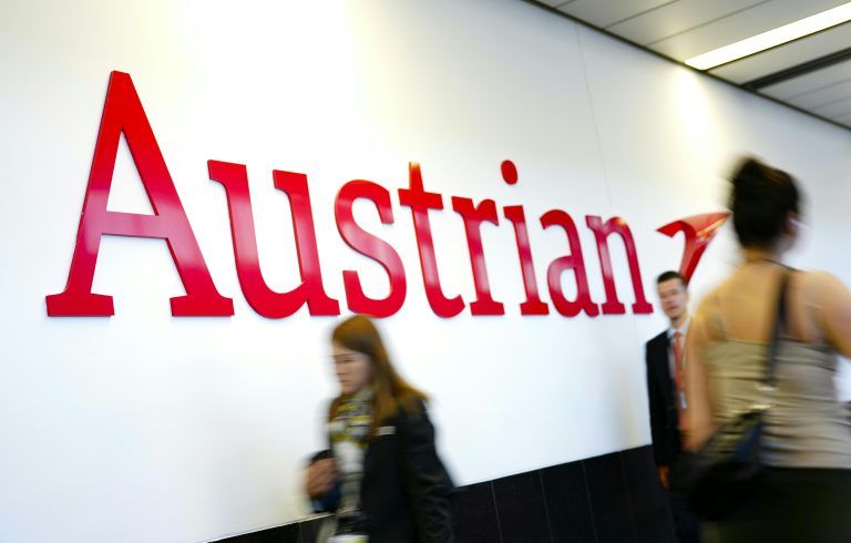 ABD0024_20231014 – SCHWECHAT –
STERREICH: Als Folge von Betriebsversammlungen der Mitarbeiter der Austrian Airlines AG (AUA) kam es heute Samstag, 14. Oktober 2023 zu Flugausfllen. Im Bild: Das Logo der AUA “Austrian” , am Samstag, 14. Oktober 2023 am Wiener Flughafen Schwechat. – FOTO: APA/EVA MANHART