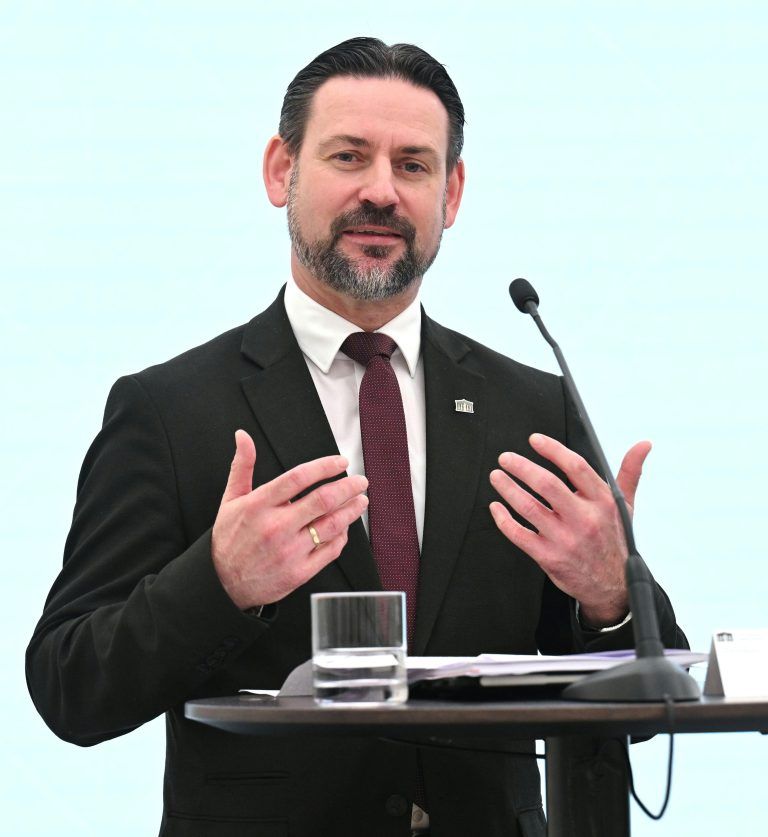 ABD0060_20240319 – WIEN – STERREICH: Friedrich Ofenauer (VP) am Dienstag, 19. Mrz 2024, anl. der Prsentation der Parlamentarischen Bundesheerkommission “Jahresbericht 2023” im Parlament in Wien. – FOTO: APA/HELMUT FOHRINGER