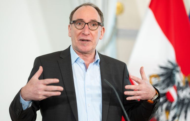 ABD0073_20240313 – WIEN – STERREICH: Sozial- und Gesundheitsminister Johannes Rauch (Grne) beim Pressefoyer nach einer Sitzung des Ministerrates am Mittwoch, 13. Mrz 2024, in Wien. – FOTO: APA/GEORG HOCHMUTH