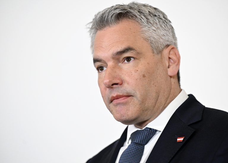 ABD0129_20240320 – WIEN –
STERREICH: Bundeskanzler Karl Nehammer (
VP) am Mittwoch, 20. Mrz 2024, im Rahmen einer Pressekonferenz mit der EU-Parlamentsprsidentin im Bundeskanzleramt in Wien. – FOTO: APA/HANS KLAUS TECHT