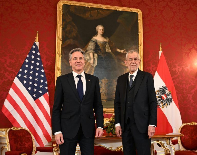 ABD0165_20240315 – WIEN – STERREICH: (v.l.) US-Au§enminister Antony Blinken und Bundesprsident Alexander Van der Bellen am Freitag, 15. Mrz 2024, anl. eines Treffens in der Prsidentschaftskanzlei in Wien. – FOTO: APA/APA-POOL/HELMUT FOHRINGER – pool2024