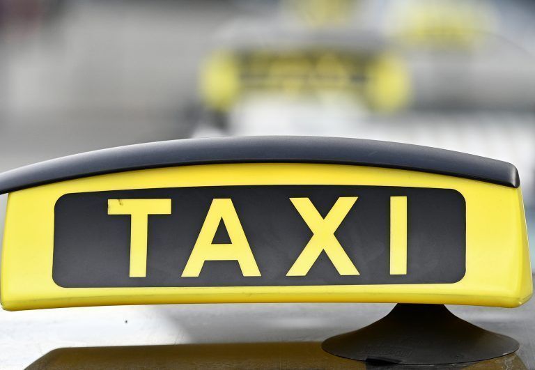 ABD0168_20190221 – WIEN –
STERREICH: ZU APA0227 VOM 21.2.2019 – ++THEMENBILD++ Ein Taxischild aufgenommen am Donnerstag, 21. Februar 2019 in Wien. Das neue Gesetz, welches das Taxi- und Mietwagengewerbe zu einem Einheitsgewerbe zusammenfassen soll, ist laut Vertretern der Wirtschaftskammer fertig. – FOTO: APA/HANS PUNZ