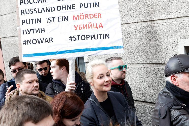 ABD0293_20240317 – BERLIN – DEUTSCHLAND: 17.03.2024, Berlin: Julia Nawalnaja (M), Witwe von Alexey Nawalny, steht in einer Warteschlange vor der russischen Botschaft. An Protesten gegen den russischen Prsidenten Putin nahe der Botschaft seines Landes in Berlin hat am Sonntag auch Julia Nawalnaja teilgenommen. Foto: Carsten Koall/dpa +++ dpa-Bildfunk +++. – FOTO: APA/dpa/Carsten Koall
