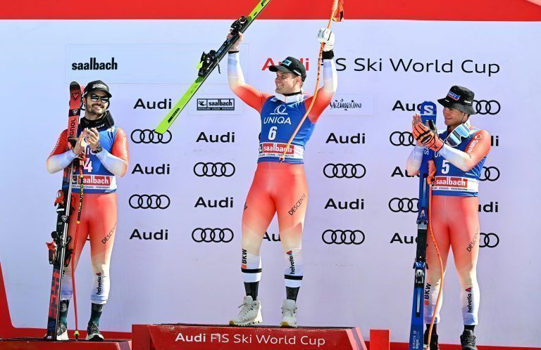 ABD0322_20240322 – SAALBACH-HINTERGLEMM –
STERREICH: (v.l.n.r.) Loic Meillard (SUI/2. Platz), Stefan Rogentin (SUI/1. Platz) und Arnaud Boisset (SUI/3. Platz) am Freitag, 22. Mrz 2024, whrend der Super-G der Mnner-Siegerehrung im Rahmen des Ski Weltcup-Finales in Saalbach-Hinterglemm. – FOTO: APA/BARBARA GINDL