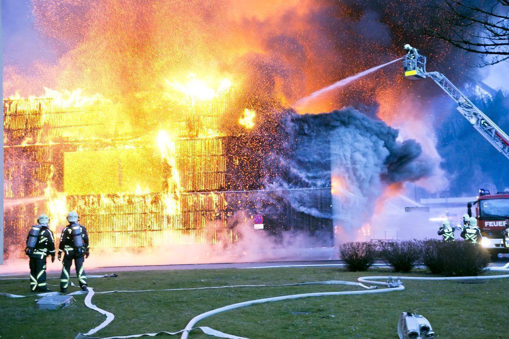 Abfallzentrum wird Raub der Flammen