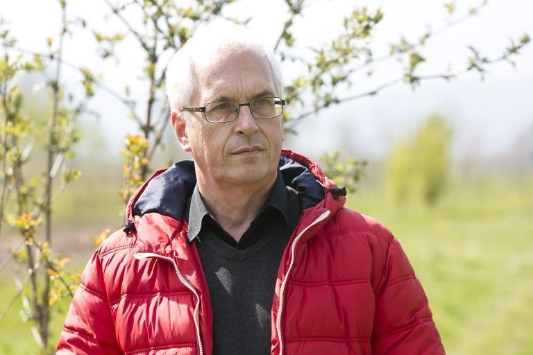 Rankweil am 19.4.2021  PK Pressekonferenz OGV Obst und Gartenkultur Vorarlberg, Pressegespraech, Gruppenbild mit Andreas Kapp, Landesforstgarten, Ulrich Hoefert Landwirtschaftskammer, Renate Moosbrugger OGV, LR Johannes Rauch und Willi Amann Bauhofleiter Marktgemeinde Rankweil