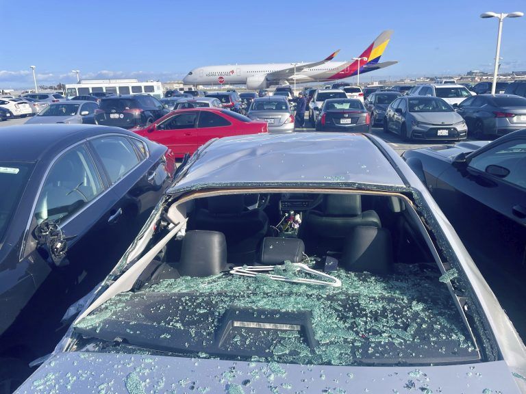 Die Reifen-Trümmer knallen auf Autos, die auf einem Mitarbeiterparkplatz neben dem Flughafen San Francisco standen. <span class="copyright">AP/ Haven Daley</span>