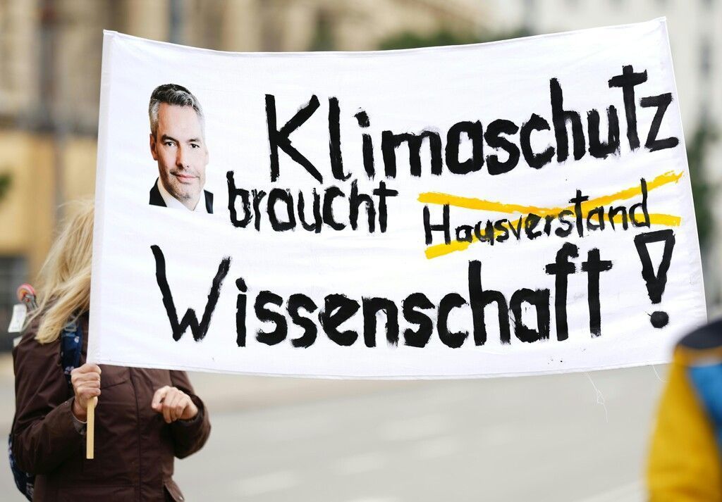 Großprotest der &#8220;Letzten Generation&#8221; vor Wiener Museumsquartier