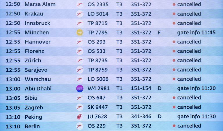 ABD0032_20240328 - SCHWECHAT - ÖSTERREICH: Ein 36-stündiger Streik des Bordpersonals der Austrian Airlines hat in der Nacht auf Donnerstag, 28. März 2024, begonnen und zu ersten Flugausfällen geführt. Im Bild: Eine Anzeigentafel mit Informationen zu den Flügen am Flughafen Wien-Schwechat. - FOTO: APA/GEORG HOCHMUTH