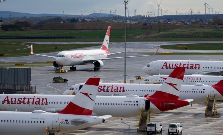 ABD0037_20240328 - SCHWECHAT - ÖSTERREICH: Ein 36-stündiger Streik des Bordpersonals der Austrian Airlines hat in der Nacht auf Donnerstag, 28. März 2024, begonnen und zu ersten Flugausfällen geführt. Im Bild: Geparkte Flugzeuge der AUA am Flughafen Wien-Schwechat. - FOTO: APA/GEORG HOCHMUTH