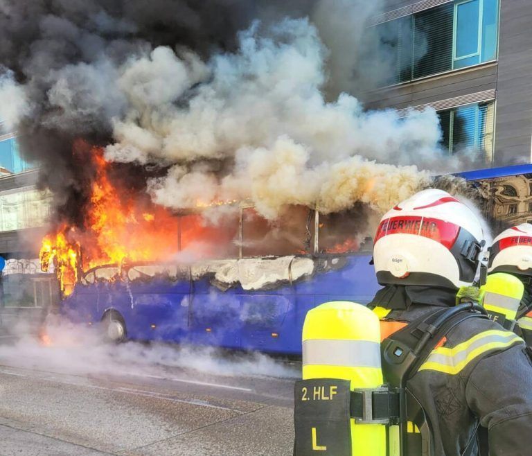 ABD0040_20240315 - WIEN - ÖSTERREICH: ++ HANDOUT ++ ZU APA0068 VOM 15.3.2024 - Bei einem Brand eines Reisebusses am Wiener Praterstern am Freitag, 15. März 2024, in der Früh ist der Lenker verletzt worden. Er wurde von der Wiener Berufsrettung erstversorgt und dann mit dem Verdacht auf eine Rauchgasvergiftung ins Spital gebracht. - FOTO: APA/STADT WIEN/FEUERWEHR - ++ WIR WEISEN AUSDRÜCKLICH DARAUF HIN, DASS EINE VERWENDUNG DES BILDES AUS MEDIEN- UND/ODER URHEBERRECHTLICHEN GRÜNDEN AUSSCHLIESSLICH IM ZUSAMMENHANG MIT DEM ANGEFÜHRTEN ZWECK UND REDAKTIONELL ERFOLGEN DARF - VOLLSTÄNDIGE COPYRIGHTNENNUNG VERPFLICHTEND ++