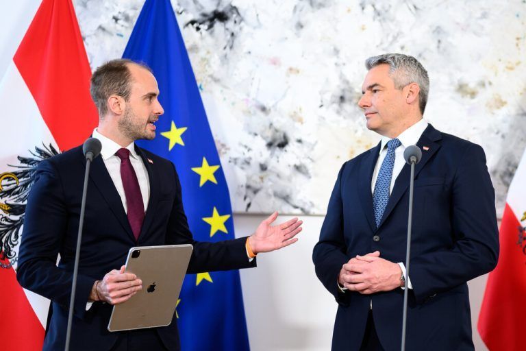 Der scheidende Digitalisierungsstaatssekretär Florian Tursky (ÖVP) und Bundeskanzler Karl Nehammer (ÖVP) <span class="copyright">APA/MAX SLOVENCIK</span>