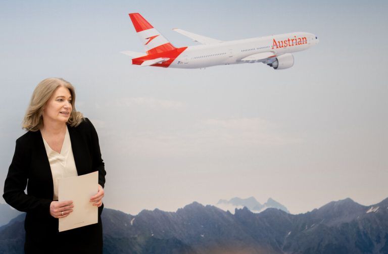 ABD0067_20240328 - SCHWECHAT - ÖSTERREICH: CEO Annette Mann am Donnerstag, 28. März 2024, während eines Statements der Austrian Airlines AG (AUA) anl. des Streiks des Betriebsrats Bord und der Gewerkschaft vida am Flughafen Wien Schwechat. - FOTO: APA/GEORG HOCHMUTH