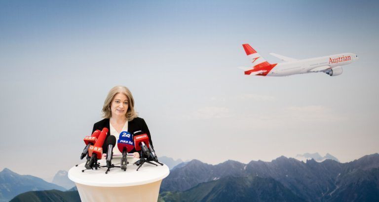ABD0069_20240328 - SCHWECHAT - ÖSTERREICH: CEO Annette Mann am Donnerstag, 28. März 2024, während eines Statements der Austrian Airlines AG (AUA) anl. des Streiks des Betriebsrats Bord und der Gewerkschaft vida am Flughafen Wien Schwechat. - FOTO: APA/GEORG HOCHMUTH