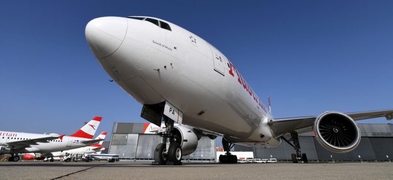 ABD0087_20210226 - SCHWECHAT - ÖSTERREICH: ++ THEMENBILD ++ ZU APA0225 VOM 26.2.2021 - Illustration zum Thema Austrian Airlines (AUA). Im Bild: Eine Maschine der Austrian Airlines (AUA) aufgenommen am Freitag, 26. Februar 2021, am Flughafen Wien-Schwechat. - FOTO: APA/HELMUT FOHRINGER; Sujet