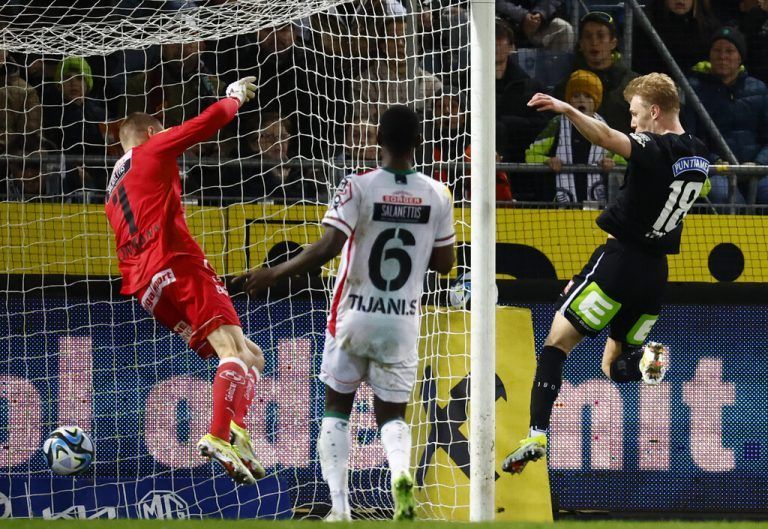 ABD0099_20240303 - GRAZ - ÖSTERREICH: von links Hendrik Bonmann (Wolfsberg), Samson Tijani (Wolfsberg) und Mika Miles Biereth (Sturm Graz) beim 1:0 während der Admiral Bundesliga- Begegnung / 21. Runde zwischen SK Puntigamer Sturm Graz und RZ Pellets WAC am Sonntag, 03. März 2024, in der Merkur Arena in Graz. - FOTO: APA/ERWIN SCHERIAU