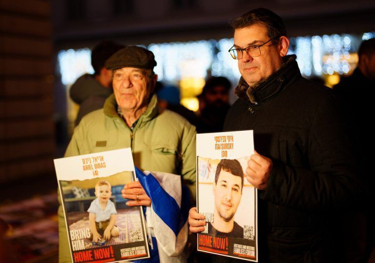 ABD0135_20240307 - WIEN - ÖSTERREICH: (re) Oskar Deutsch (Präs. IKG) anl. einer Gedenkkundgebung der Israelitischen Kultusgemeinde (IKG) für 1.200 israelische Geiseln der Hamas, am Donnerstag, 07. März 2024, in Wien. - FOTO: APA/EVA MANHART
