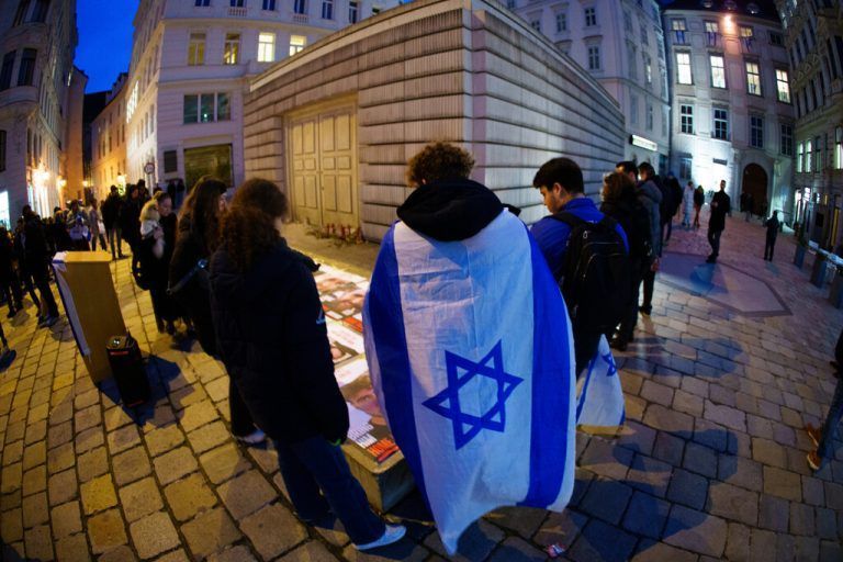 ABD0137_20240307 - WIEN - ÖSTERREICH: Gedenkkundgebung der Israelitischen Kultusgemeinde (IKG) für 1.200 israelische Geiseln der Hamas, am Donnerstag, 07. März 2024, in Wien. - FOTO: APA/EVA MANHART
