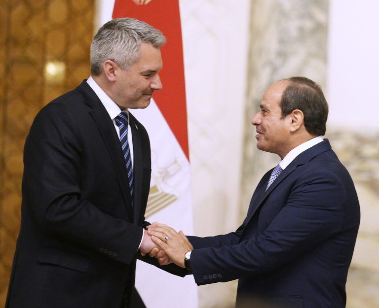 ABD0206_20230427 - KAIRO - ÄGYPTEN: Bundeskanzler Karl Nehammer (ÖVP) und der Präsident von Ägypten - Abdel Fattah El Sisi während einer Pressekonferenz nach einen Treffen am Donnerstag, 27. April 2023, im Präsidentenpalast in Kairo. - FOTO: APA/ROBERT JAEGER