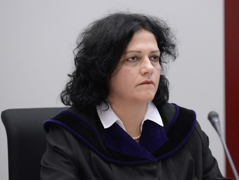 APA20760340_15102014 - EISENSTADT - ÖSTERREICH: Richterin Birgit Falb vor Beginn des Prozesses um einen Juwelierüberfall im Jahr 2005 am Mittwoch, 15. Oktober 2014, am Landesgericht in Eisenstadt. Vor fast neun Jahren wurde bei einem Überfall auf den Juwelier Hohensteiner in Eisenstadt ein junger Uhrmacher in den Kopf geschossen. Der damals 22-Jährige war seither pflegebedürftig und starb im Vorjahr. FOTO: APA/ROBERT JAEGER
