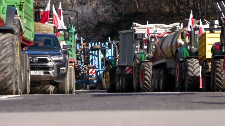 Bauernproteste legen seit Sonntag 13 Uhr den Grenzübergang Deutschland - Polen bei Frankfurt/oder lahm. Vier Tage lang ist der Grenzübergang für den Verkehr blockiert. Nur Rettungsfahrzeuge und medizinische Versorgungsfahrzeuge werden durchgelassen. Die Bauern protestieren diesmal vier Tage lang. Erst Mittwoch 22 Uhr sollen Fahrzeuge wieder rollen. Verkehrschaos vorprogrammiert: Täglich verkehren über 17.000 LKW den Grenzübergang. Diese müssen nun einen Umweg von mehreren hundert Kilometern in Kauf nehmen. Auch für PKW Fahrer wird es zeitaufwändig. Lange Wartezeiten an dem Grenzübergang in Frankfurt/Oder sind zu erwarten. Die Autobahnauffahrten Frankfurt/Oder-Mitte wurde gesperrt. Die längsten Staus soll es auf polnischer Seite g