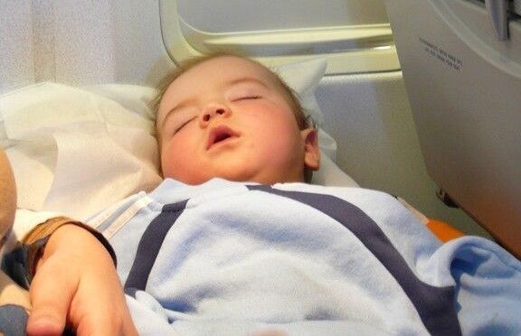 Pilot half Passagierin in Flugzeug bei Baby-Geburt