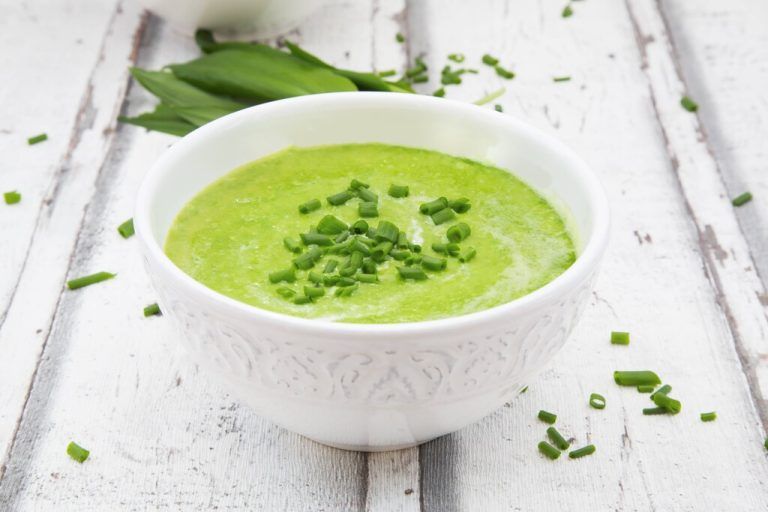 Bowl of ramson soup garnished with chives and cream PUBLICATIONxINxGERxSUIxAUTxHUNxONLY LVF06046