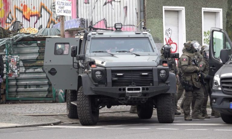 Die Polizisten setzten ein gepanzertes Fahrzeug ein <span class="copyright">(C) APA/DPA</span>
