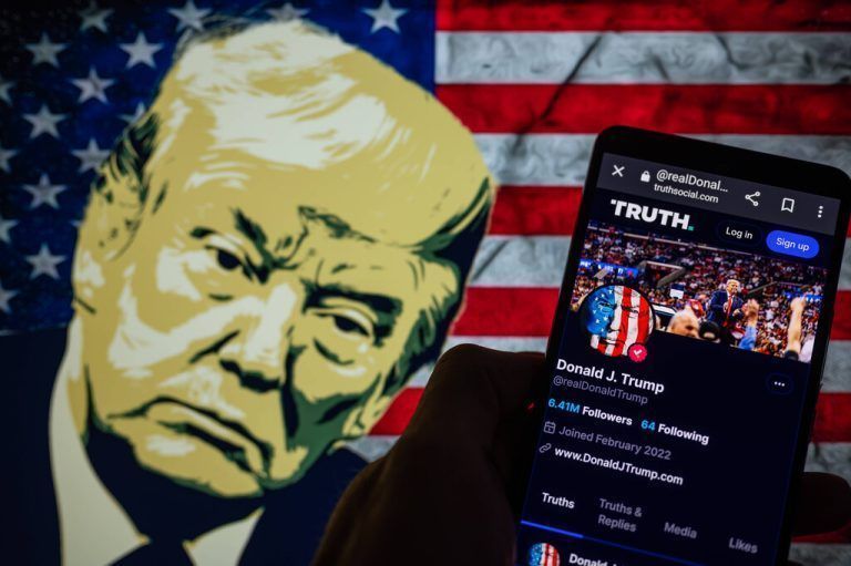 Donald J. Trump - Truth Photo Illustration Truth Social app displayed on a smart phone with Donald J. Trump seen in the background, in this photo illustration. On 03 September 2023 in Brussels, Belgium. Photo illustration by Jonathan Raa/NurPhoto Brussels Belgium PUBLICATIONxNOTxINxFRA Copyright: xJonathanxRaax originalFilename: raa-donaldjt230903_npKoL.jpg