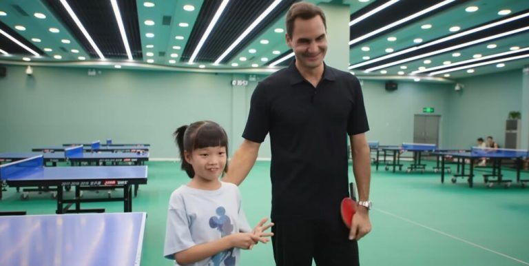 Roger Federer mit Tischtennis-Wunderkind Gui „Pineapple“ Duoer <span class="copyright">Screenshot/ Youtube/ Uniqlo</span>