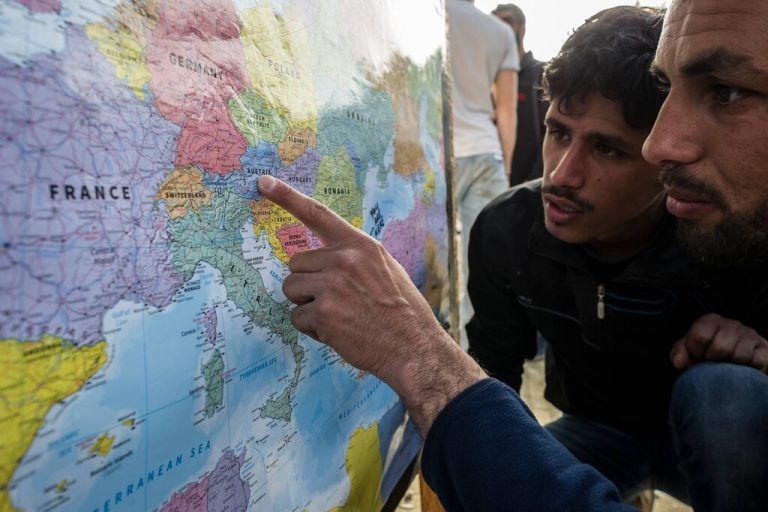 Flüchtlinge auf Lesbos - Fotostory Zwei pakistanische Fluechtlinge unterhalten sich am 01.03.2016 im Fluechtlingscamp Better Days for Moria auf Lesbos, Griechenland ueber oesterreich. Die freiwilligen Helfer die das Camp organisiert haben, haben es sich zur aufgemacht die humanitaere Situation der Fluechtlinge zu verbessern.<br /><br />Refugees on Lesbos Photo Story Two Pakistani Refugees entertain to at 01 03 2016 in Fluechtlingscamp better Days for Moria on Lesbos Greece About Austria the Volunteers Helper the the Camp organized have have it to to up the Humanitarian Situation the Refugees to improve
