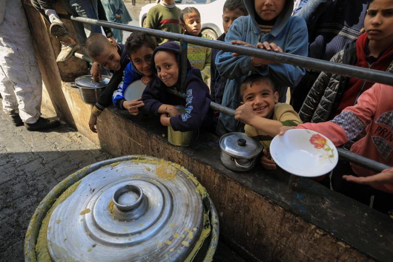 Food Crises in Rafah Mar 07 Displaced Palestinians gather to receive food at a donation point in Rafah in the southern Gaza Strip on March 07, 2024, after more than four months of ongoing battles between Israel and the militant group Hamas. UNICEF, the UN Children s Agency, and the UN s World Food Programme have warned Gazans are inching closer towards famine. Rafah Gaza Territories Copyright: xYasserxQudihex