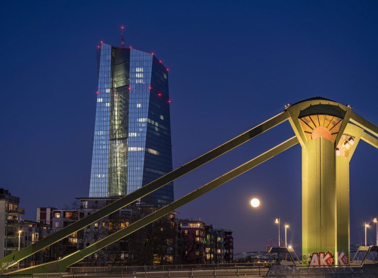 Frankfurt am Main Europäische Zentralbank, EZB, Eigentumswohnungen am Osthafen, Flößerbrücke, Vollmond bei Nacht Frankfurt am Main Hessen Deutschland *** Frankfurt am Main European Central Bank, ECB, condominiums at Osthafen, raft bridge, full moon at night Frankfurt am Main Hesse Germany