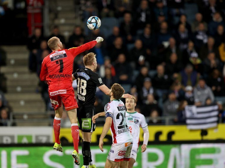 GRAZ,AUSTRIA,03.MAR.24 - SOCCER - ADMIRAL Bundesliga, SK Sturm Graz vs Wolfsberger AC. Image shows Hendrik Bonmann (WAC), Mika Biereth (Sturm) and Dominik Baumgartner (WAC).<br />Photo: GEPA pictures/ Hans Oberlaender