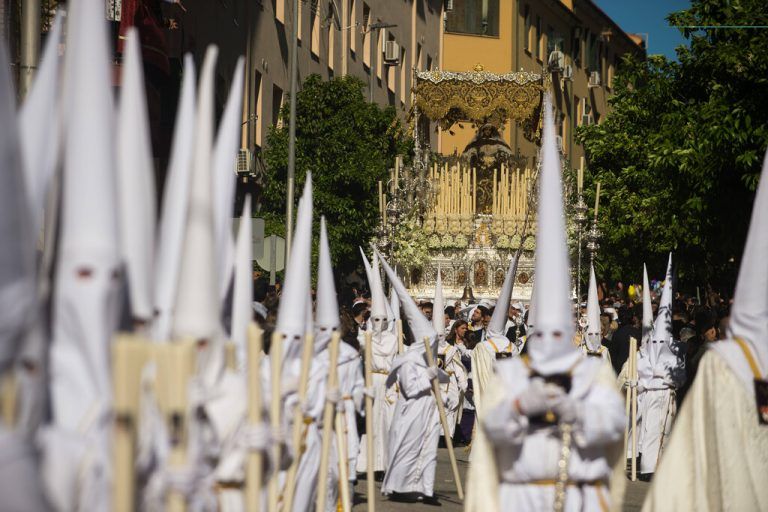 Holy Tuesday procession in Malaga, Spain - 26 Mar 2024 Penitents from Rocio brotherhood carry a statue of the virgin as they take part in a procession during the Holy Tuesday, to mark the Holy Week celebrations. Thousands of worshippers wait to see the processions with the statues of Christ and the Virgin Mary as part of the traditional Holy Week celebrations. In Andalusia, Easter brings together thousands of people from all over the world and it s considered one of the most important religious and cultural events of the year. Malaga Spain Copyright: xJesusxMeridax/xSOPAxImagesx 26032024_JMERIDA1-22