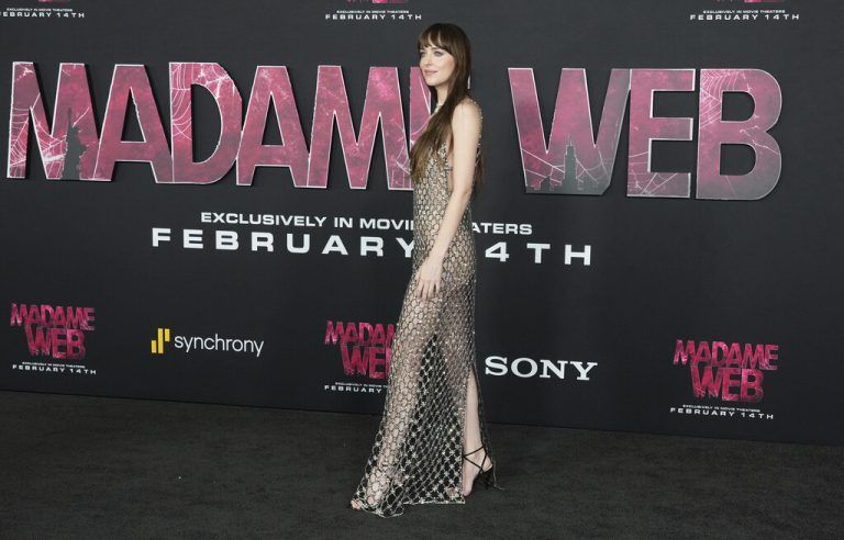 „Madame Web“-Star Dakota Johnson (34) und Coldplay-Frontman Chris Martin (47) sollen sich verlobt haben, das bestätigt ein Insider gegenüber „Mirror“. Die beiden sind seit rund sechs Jahren ein Paar. Der Musiker hat bereits eine gescheiterte Ehe mit Schauspielerin Gwyneth Paltrow hinter sich.