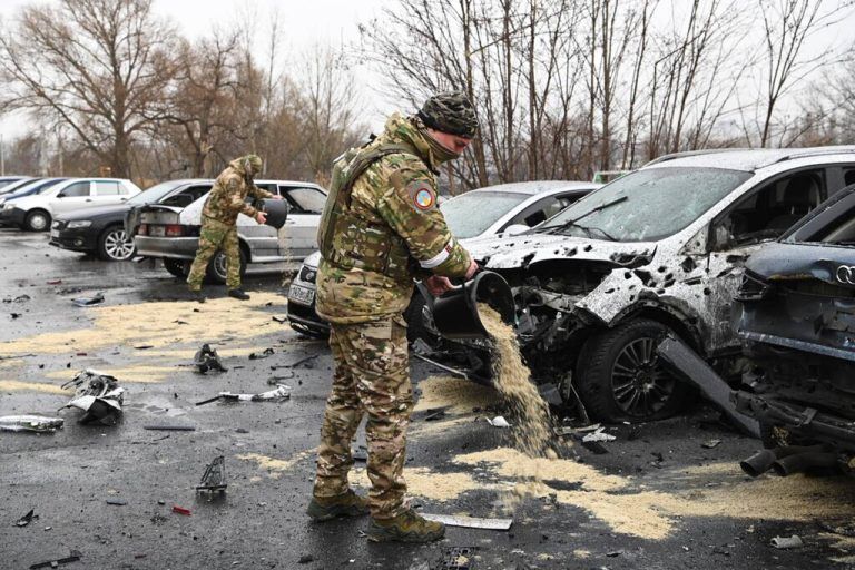 RUSSIA, BELGOROD - MARCH 17, 2024: Russian servicemen spread sand at the site of a military strike. Belgorod Region Governor Press Office/TASS PUBLICATIONxINxGERxAUTxONLY 68281850