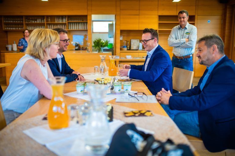 Die Ministerin und der Landesrat zu Besuch im Großen Walsertal. <span class="copyright">BMK/Cajetan Perwein</span>