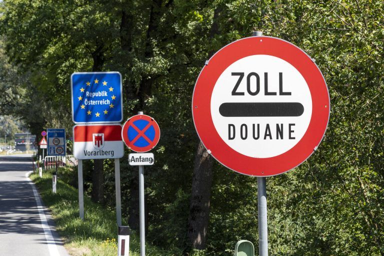 Schweizer Grenze zur Republik Österreich, Vorarlberg und Zoll Douane Tafel *** Swiss Border to Republic Austria, Vorarlberg and Customs Douane blackboard 1065530837