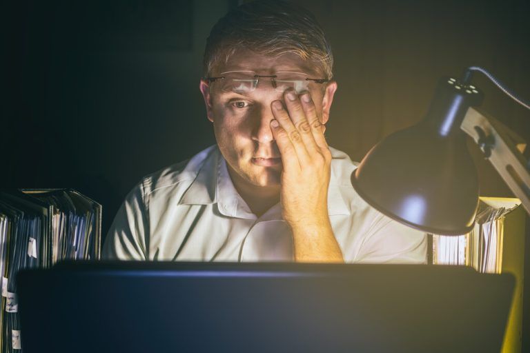s,sujet, computerarbeit; überstunden; augenreizung; augen; gereizt; müde; müdigkeit; trockene; überarbeitet; mann; arbeit; arbeitszimmer; nacht; nachtschicht; dunkel; beleuchtung; schreibtisch; büro; burnout; gestresst; stress; überforderung; auge; verschlafen; augentropfen; unkonzentriert; mehrarbeit; brille; bildschirm