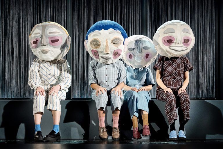Die Schauspielerinnen Vivienne Causemann, Isabella Campestrini, Rahel Jankowski und Luca Hass in der Inszenierung. <span class="copyright">Anja Köhler</span>