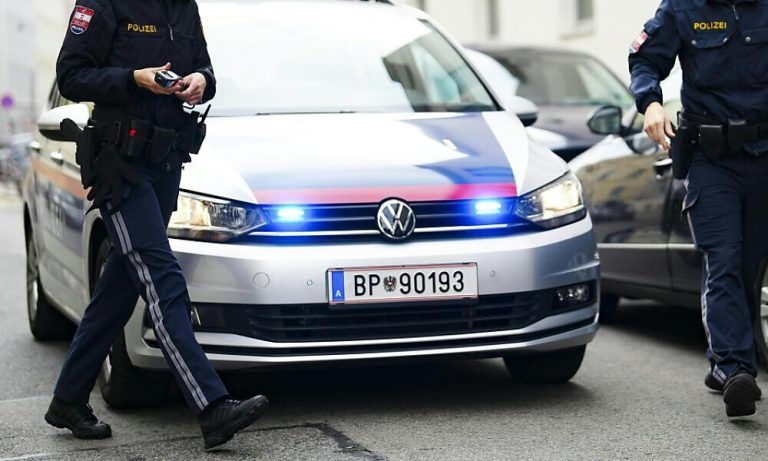 ++ THEMENBILD ++ Polizisten vor einem Polizeiauto , aufgenommen am Freitag, 20. Oktober 2023 in Wien. (Gestellte Szene).