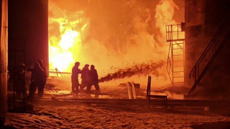 Feuerwehrleute löschen ein Feuer nach einem Drohnenangriff in Kursk (Archivbild). <span class="copyright">AFP/ Handout</span>