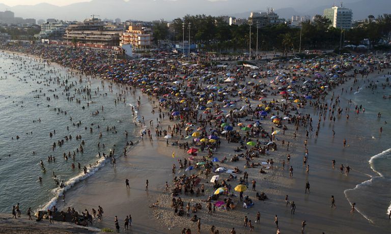 Überfüllter Strand in Rio während Hitzewelle