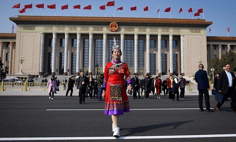 Vor der Großen Halle des <span class="copyright">Volkes in Peking APA/ AFP/ Wang zhao </span>